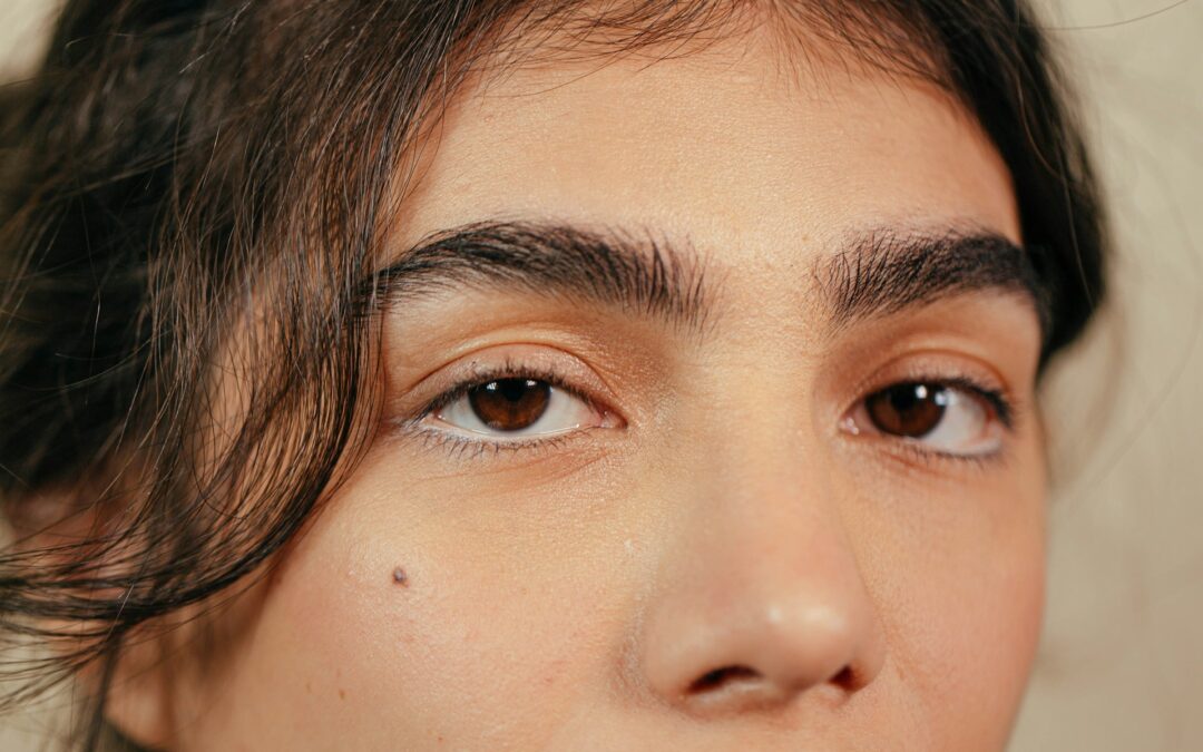 Benefits of Brow Sugaring vs Tweezing for Perfect Brows